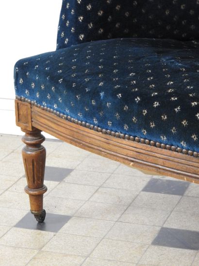 Fauteuil confortable, piètement en bois naturel...