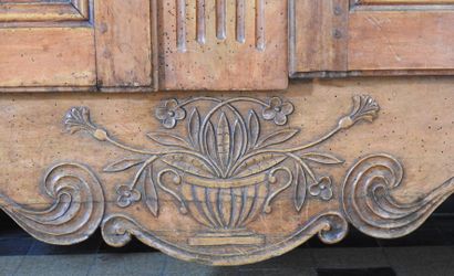 Grande armoire en bois naturel moulurée et...