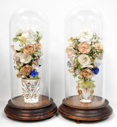 Paire de vases de mariés en porcelaine, sous...