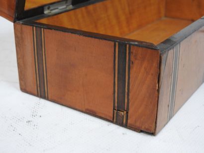 Boîte à gants de forme rectangulaire en bois...