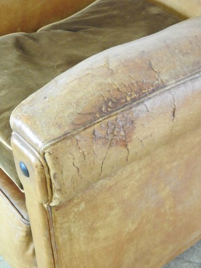 Fauteuil club en cuir havane à dossier renversé
H....