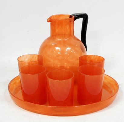 Partie de service à orangeade en verre marmoréen...