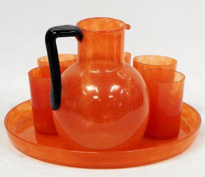 Partie de service à orangeade en verre marmoréen...