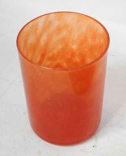 Partie de service à orangeade en verre marmoréen...