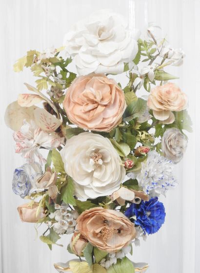 Paire de vases de mariés en porcelaine, sous...