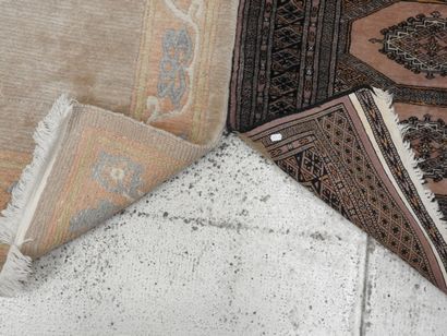 Deux tapis rectangulaires en laine à décor...