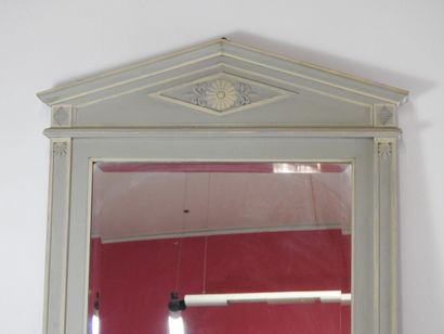 Miroir à fronton de style restauration en...