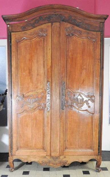 Grande armoire en bois naturel moulurée et...