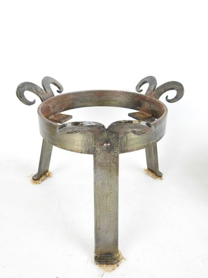Bronze tripod support. H. 19 cm - Diam. 18...