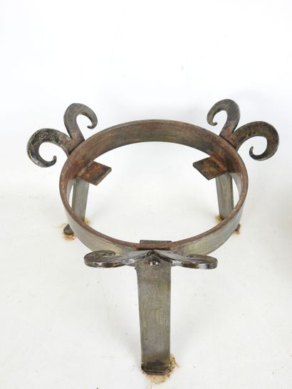 Bronze tripod support. H. 19 cm - Diam. 18...