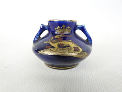 GIEN: Earthenware tile decorated with a salamander....