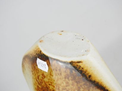 Beige glazed ceramic lens vase. H: 18 - L:...