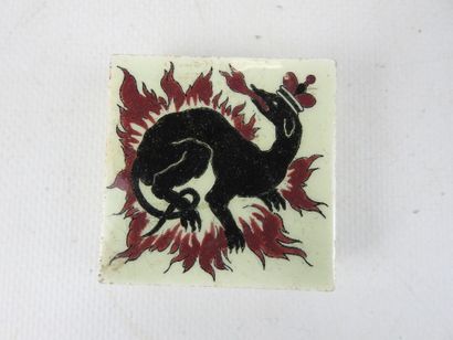 GIEN: Earthenware tile decorated with a salamander....