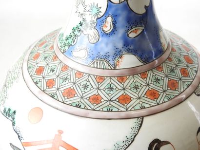 CHINA. Large baluster-shaped porcelain vase...