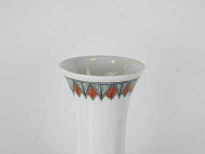 CHINA. Large baluster-shaped porcelain vase...