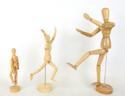 THREE articulated wooden MANNEQUINS. H. 16,...