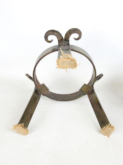 Bronze tripod support. H. 19 cm - Diam. 18...