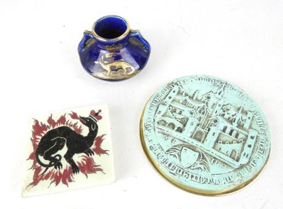 GIEN: Earthenware tile decorated with a salamander....