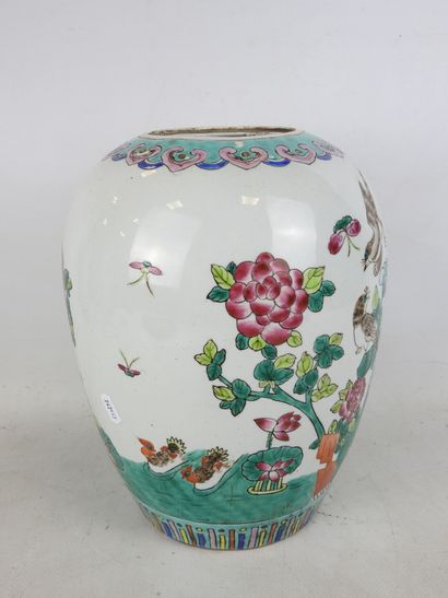 CHINA: Porcelain and polychrome enamel ovoid-shaped...