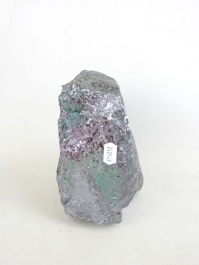 BLOCK of gray stone with brilliant reflections....