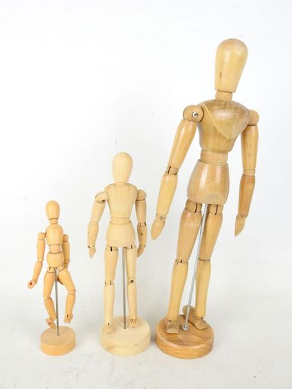 THREE articulated wooden MANNEQUINS. H. 16,...
