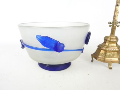 LOT including : A glass bowl with blue relief...