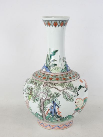 CHINA. Large baluster-shaped porcelain vase...