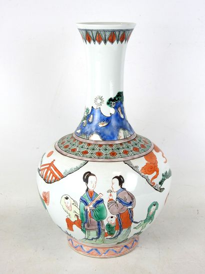 CHINA. Large baluster-shaped porcelain vase...