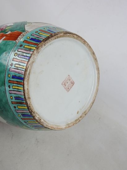 CHINA: Porcelain and polychrome enamel ovoid-shaped...