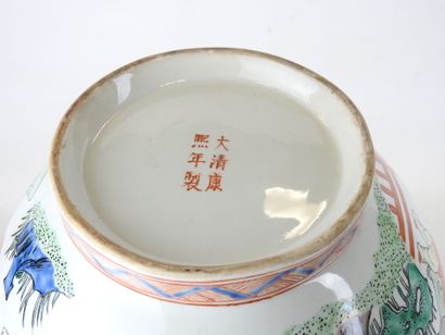 CHINA. Large baluster-shaped porcelain vase...