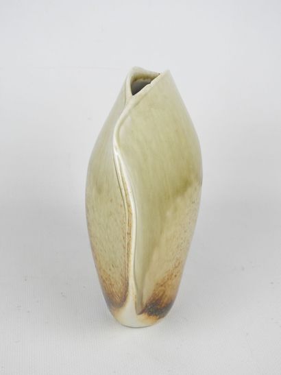 Beige glazed ceramic lens vase. H: 18 - L:...