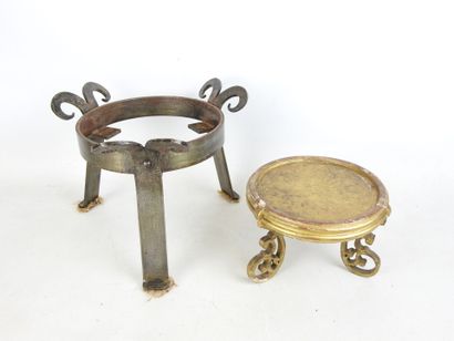 Bronze tripod support. H. 19 cm - Diam. 18...