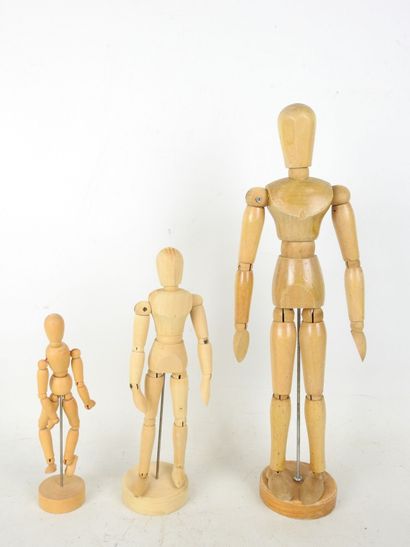 THREE articulated wooden MANNEQUINS. H. 16,...