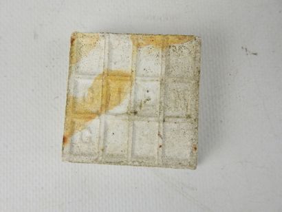 GIEN: Earthenware tile decorated with a salamander....
