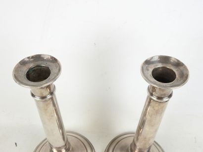 PAIR OF CANDLES in silver-plated metal. H....