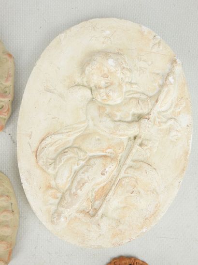 Seven MASCARONS in plaster. H. between 5...