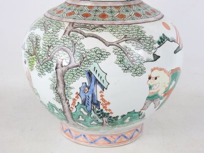 CHINA. Large baluster-shaped porcelain vase...