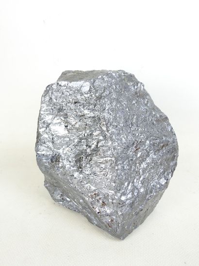 BLOCK of gray stone with brilliant reflections....