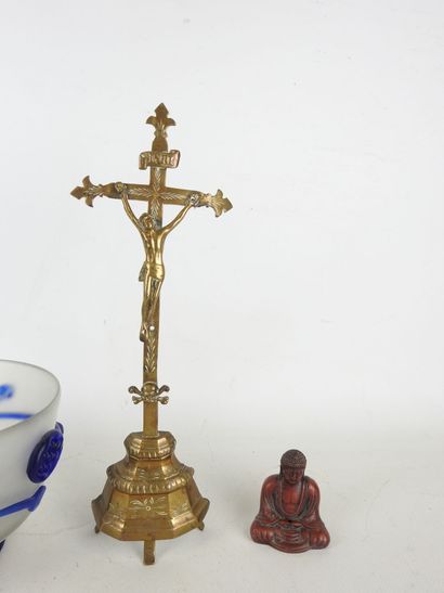 LOT including : A glass bowl with blue relief...