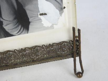 Bronze PHOTO FRAME. 37 x 24 cm. Wear and...
