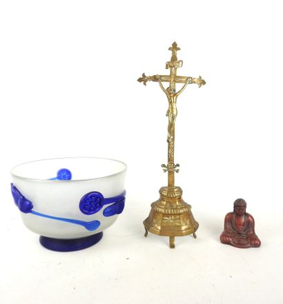 LOT including : A glass bowl with blue relief...
