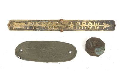 PIERCE ARROW: Gilt bronze plaque. L : 37...