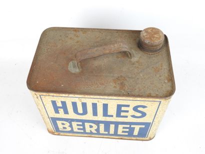 BERLIET: Oil can in lithographed sheet metal....