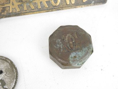 PIERCE ARROW: Gilt bronze plaque. L : 37...