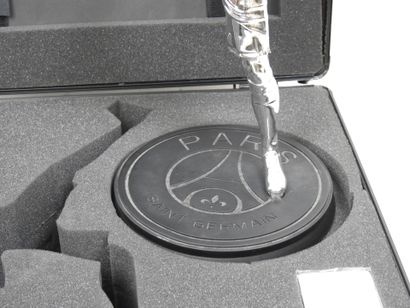 PSG: Collector's box including a statue of...