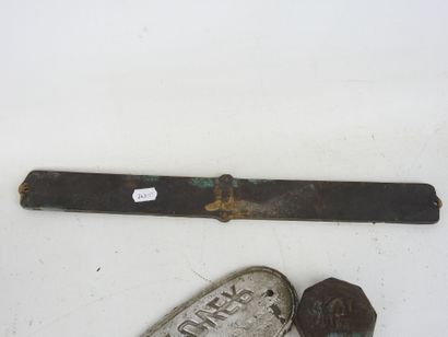 PIERCE ARROW: Gilt bronze plaque. L : 37...