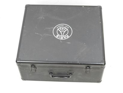 PSG: Collector's box including a statue of...