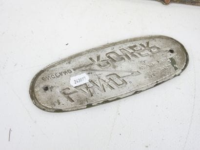 PIERCE ARROW: Gilt bronze plaque. L : 37...
