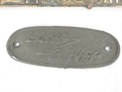 PIERCE ARROW: Gilt bronze plaque. L : 37...
