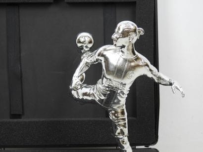 PSG: Collector's box including a statue of...